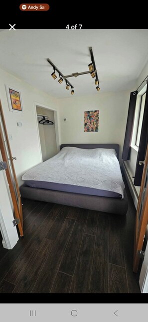 WiFi, bed sheets - Cozy East Vancouver condo (Vancouver)