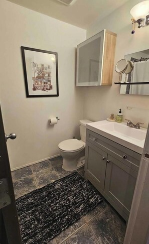 Towels, soap, toilet paper - Cozy East Vancouver condo (Vancouver)