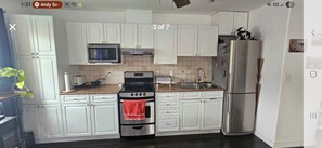 Private kitchen - Cozy East Vancouver condo (Vancouver)