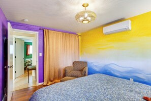 2 quartos, escrivaninha, ferros/tábuas de passar roupa, berço de viagem