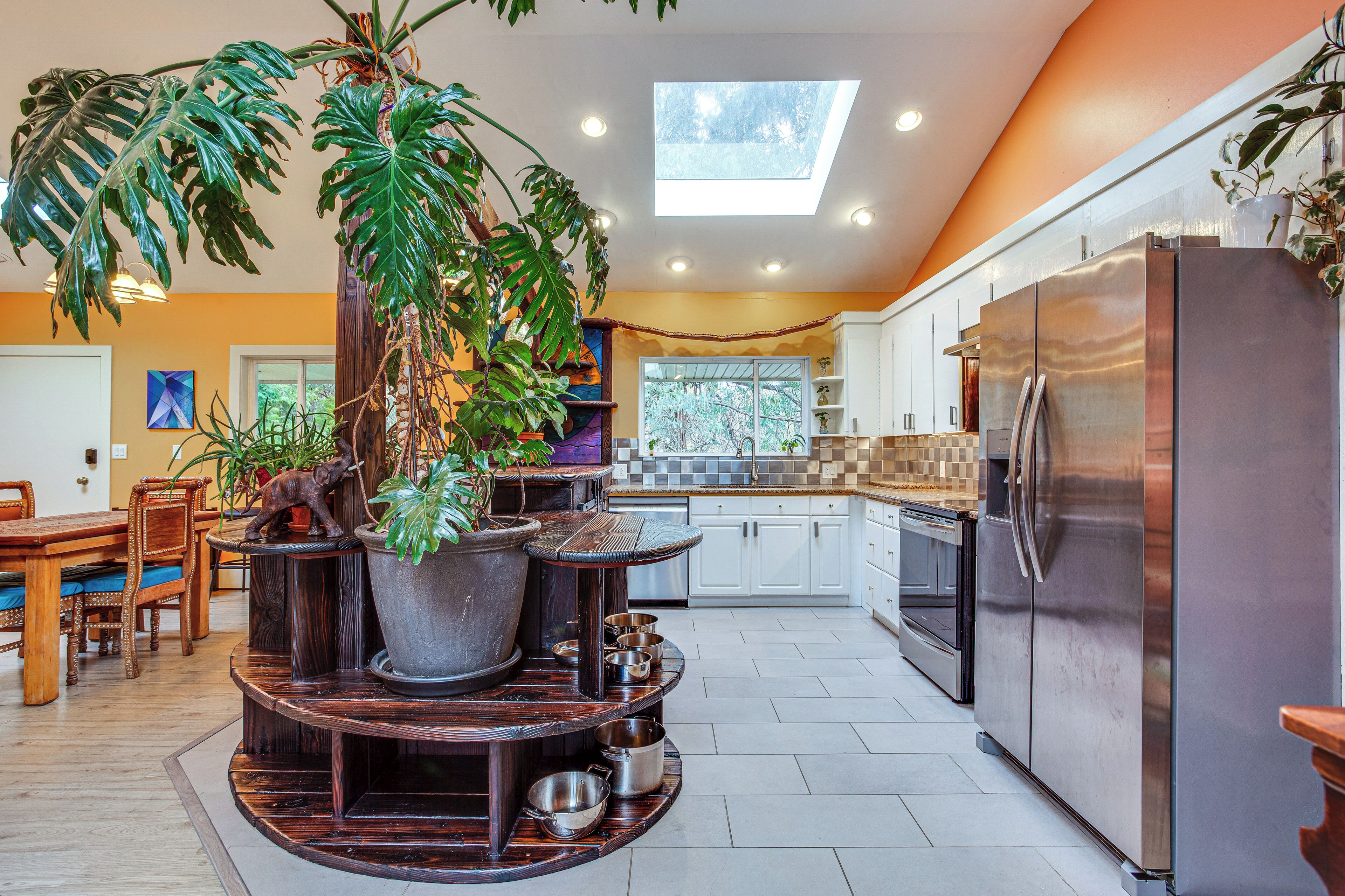 ثلاجة، ميكروويف، موقد طهي مسطح، غسالة أطباق