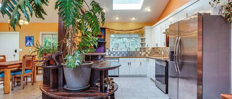 ثلاجة، ميكروويف، موقد طهي مسطح، غسالة أطباق