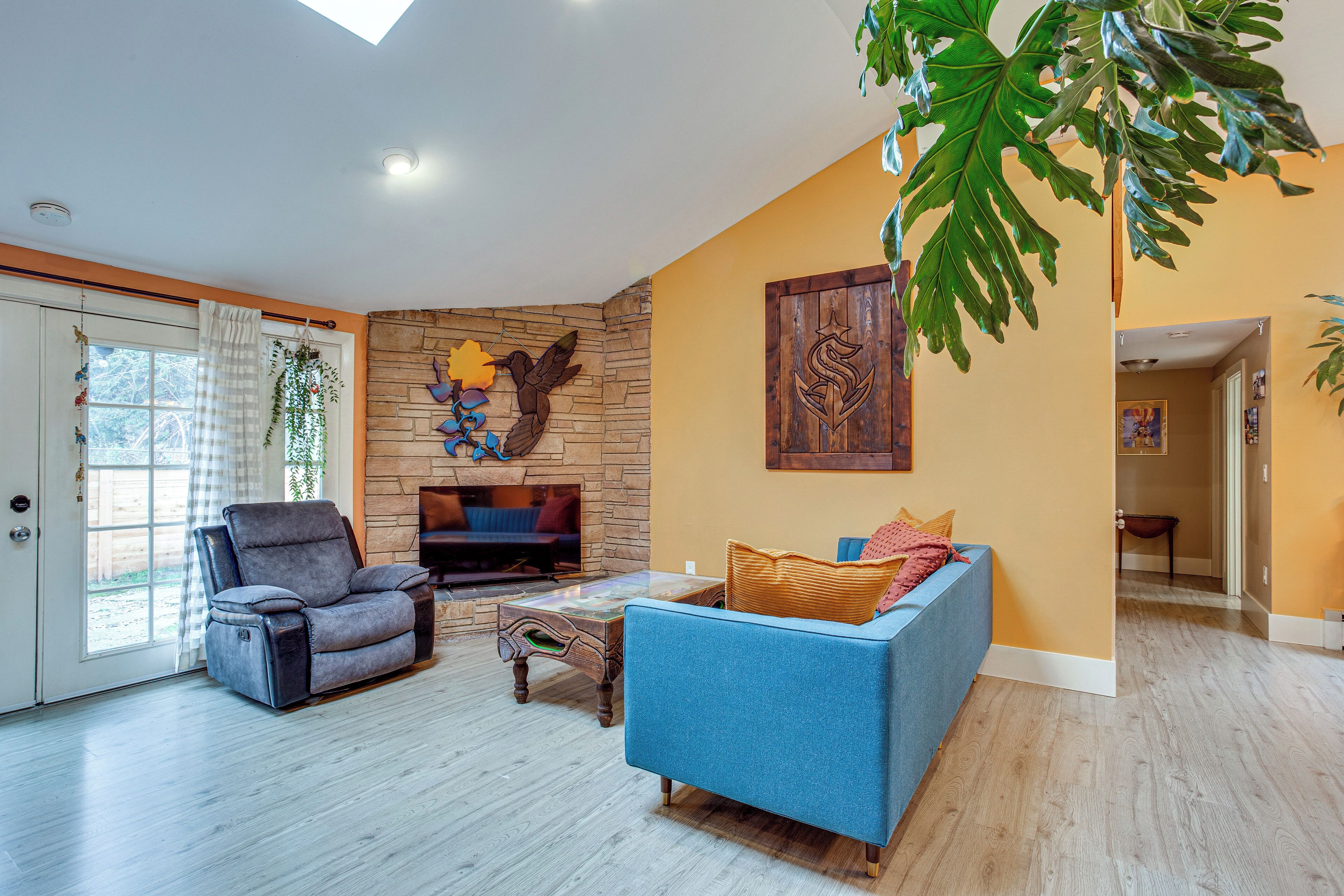 Una televisión, libros, un reproductor estéreo