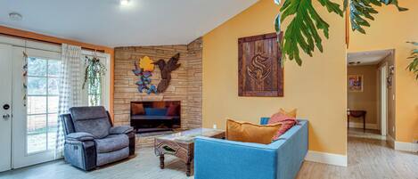 TV, bøker og stereoanlegg