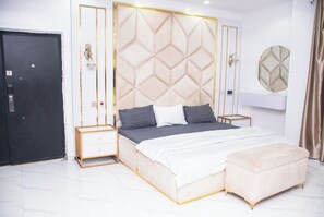 Quarto econômico, sacada, vista para a cidade | Cofres nos quartos, escrivaninha, espaço de trabalho para notebook