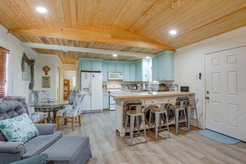 1 Mi to Festivals! Grand Isle Getaway w/ Deck
