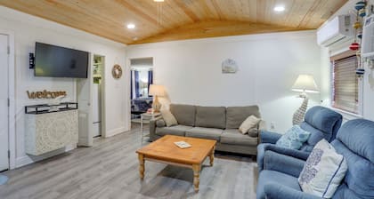 1 Mi to Festivals! Grand Isle Getaway w/ Deck