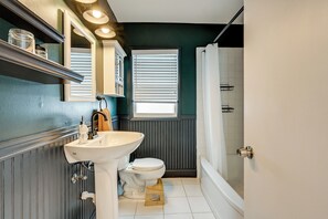 Hair dryer, towels - Mid-Century Family Bungalow: Desirable Birmingham! (Birmingham)