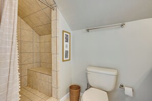 Hair dryer, towels - Mid-Century Family Bungalow: Desirable Birmingham! (Birmingham)