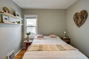 3 bedrooms, desk, iron/ironing board, Internet