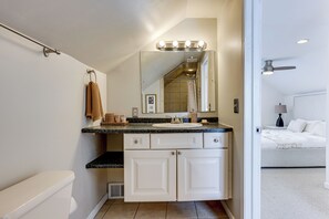 Hair dryer, towels - Mid-Century Family Bungalow: Desirable Birmingham! (Birmingham)