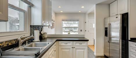 Kühlschrank, Mikrowelle, Herdplatte, Geschirrspüler