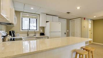 Fridge, microwave, stovetop, dishwasher