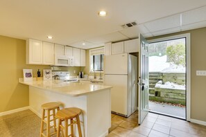Geladeira, micro-ondas, cooktop, lava-louças