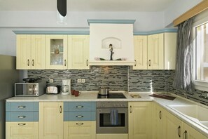 Fridge, microwave, oven, stovetop - The Doctor's House- Vacation house in Kassiopi, Corfu (Kassiopi)