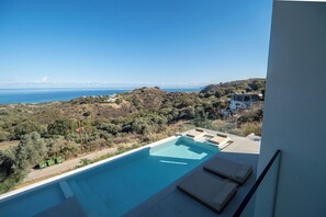 A pool with a view of the sea and hills. - Lofos Orizon Villa - Villa with pool in Crete (Mathés)