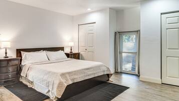 4 bedrooms, iron/ironing board, Internet, bed sheets