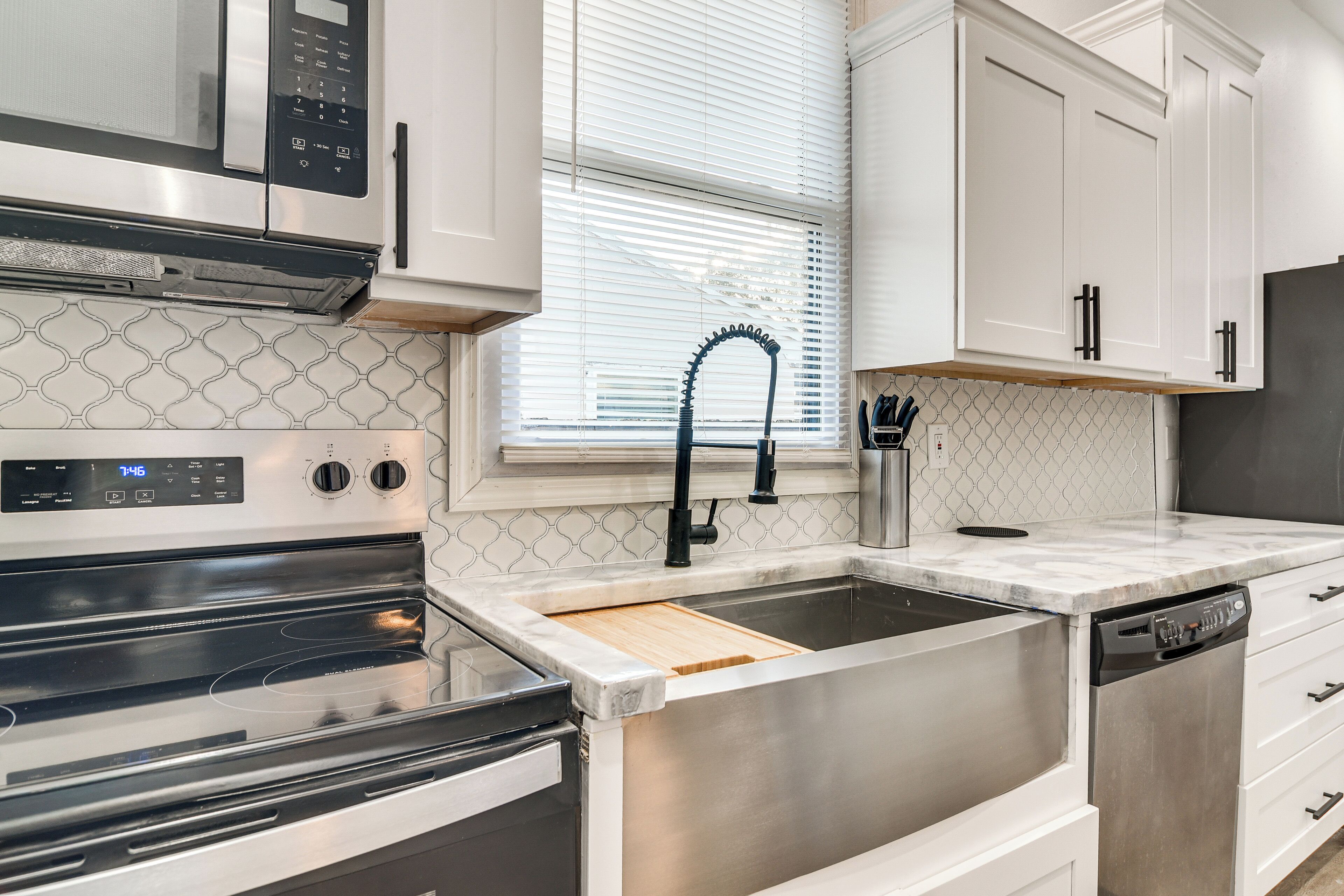 Réfrigérateur, four à micro-ondes, surface de cuisson, lave-vaisselle