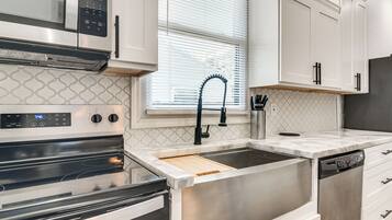 Fridge, microwave, stovetop, dishwasher