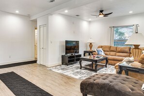 TV - 4 Mi to Dtwn St Pete! Pet-Friendly Home w/ Yard (St. Petersburg)