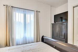 4 bedrooms, Internet, bed sheets - 4 Mi to Dtwn St Pete! Pet-Friendly Home w/ Yard (St. Petersburg)