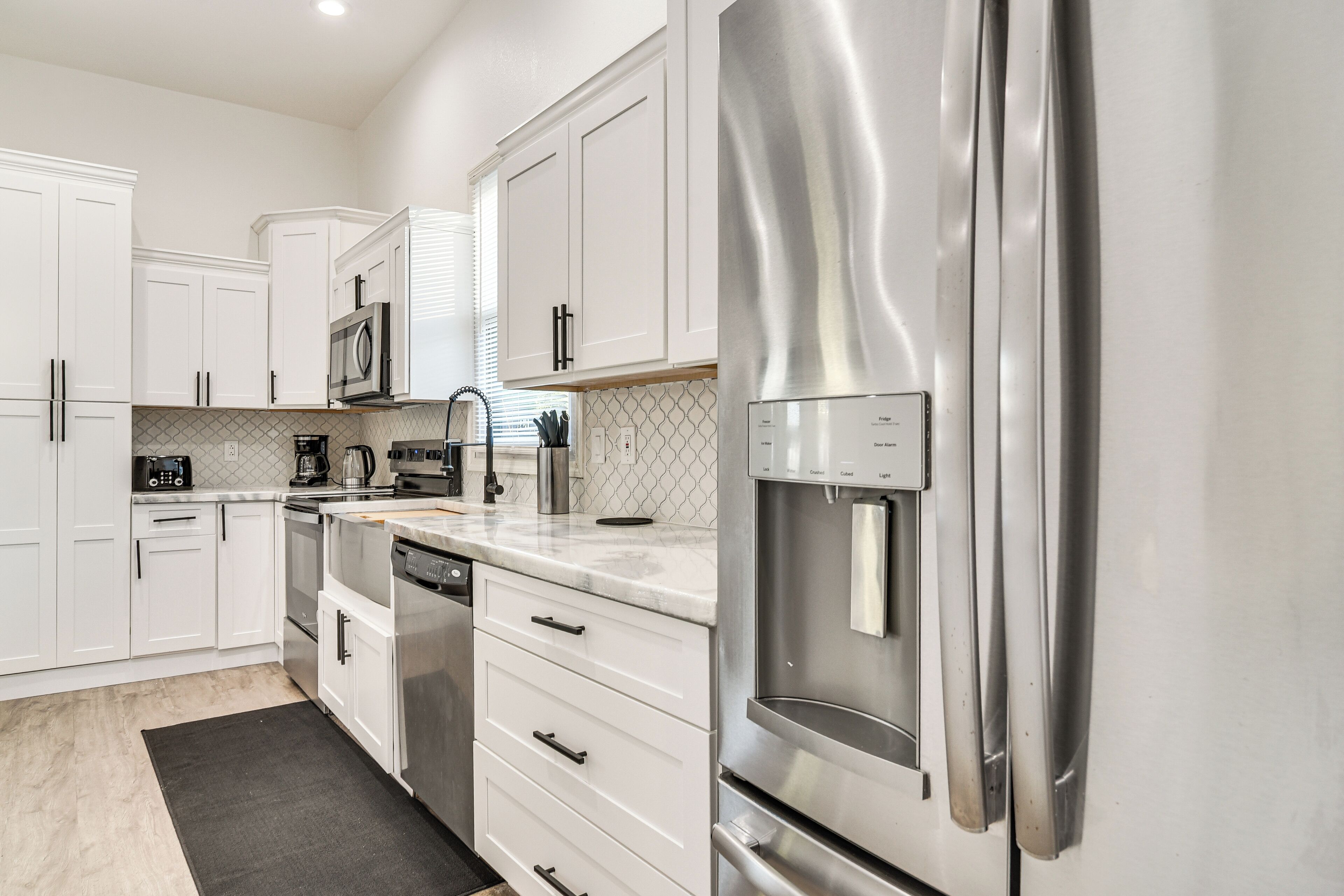 Réfrigérateur, four à micro-ondes, surface de cuisson, lave-vaisselle