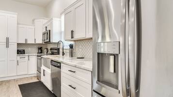 Réfrigérateur, four à micro-ondes, surface de cuisson, lave-vaisselle