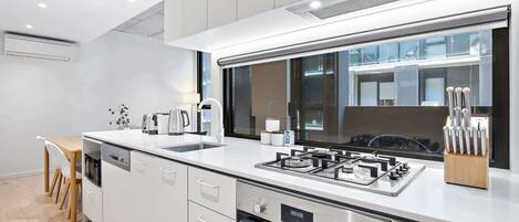 Kjøleskap, mikrobølgeovn, ovn og kokeplater