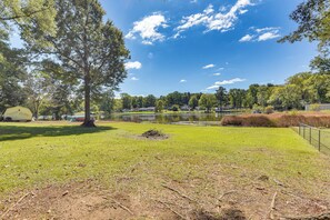 Property grounds - Lakeside Cedar Pines Bungalow 5 Mi to Main St! (Lancaster)