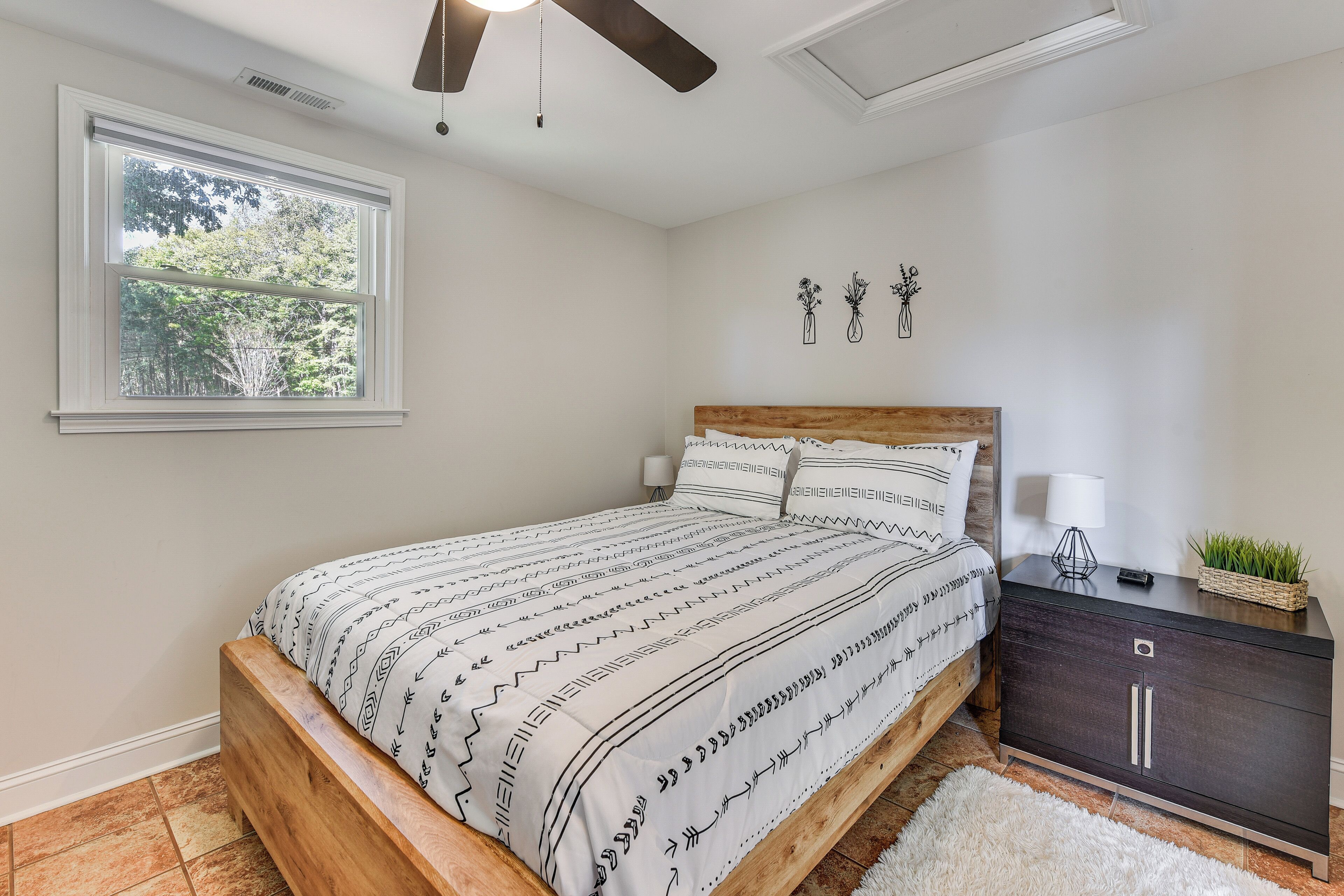 2 bedrooms, iron/ironing board, internet, bed sheets