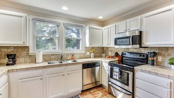 Fridge, microwave, stovetop, dishwasher