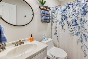 Hair dryer, towels - Lakeside Cedar Pines Bungalow 5 Mi to Main St! (Lancaster)