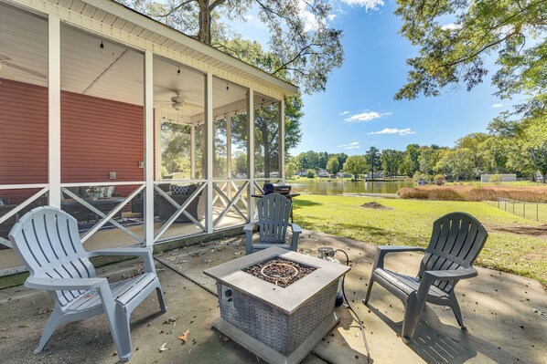 Outdoor dining - Lakeside Cedar Pines Bungalow 5 Mi to Main St! (Lancaster)