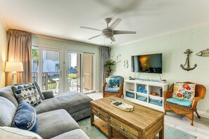 TV, ping pong, books - Walk to Shore + Restaurants: Resort Retreat in PCB (Panama City Beach)