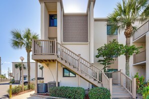 Exterior - Walk to Shore + Restaurants: Resort Retreat in PCB (Panama City Beach)
