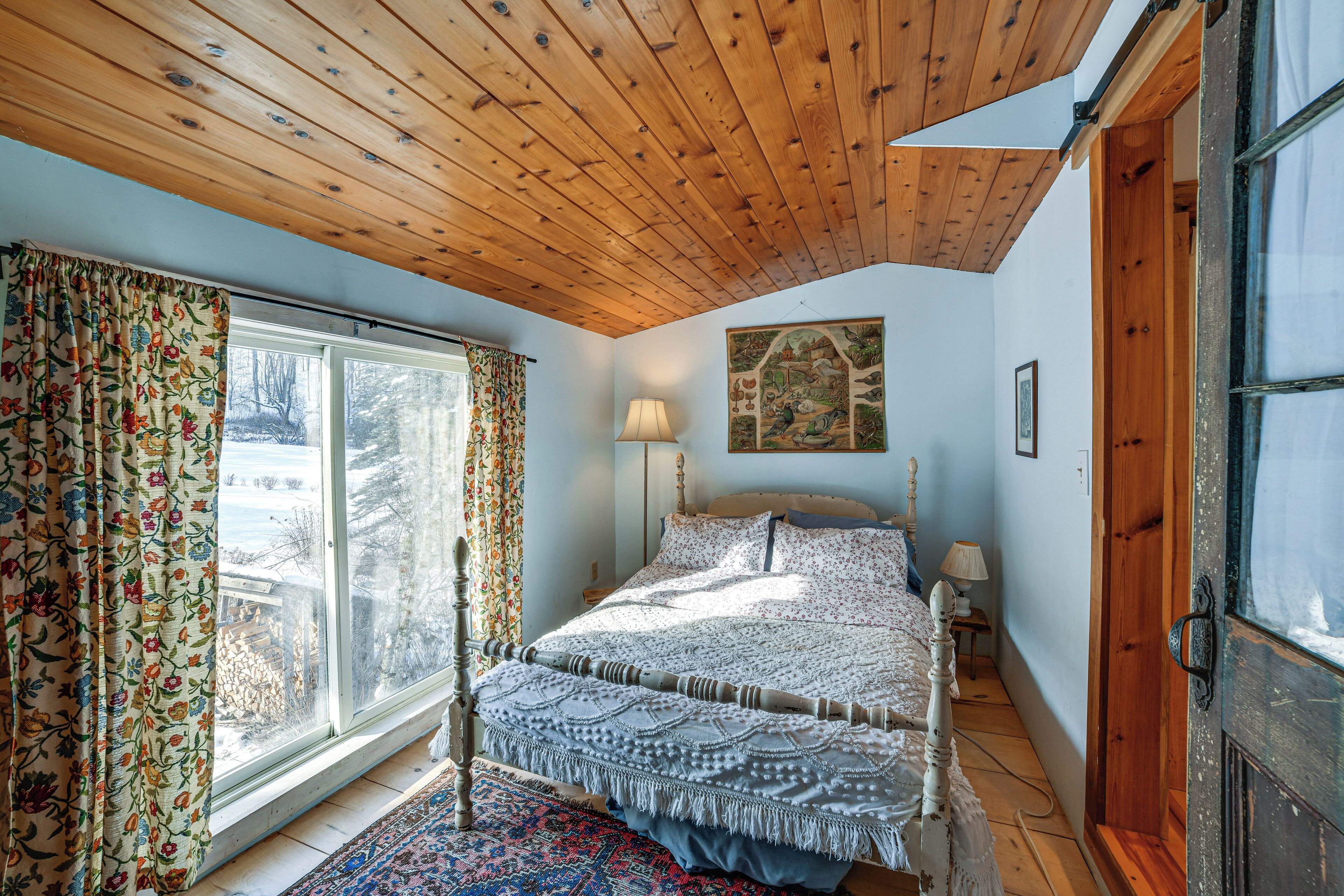 3 bedrooms, desk, iron/ironing board, travel cot