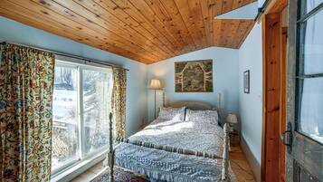 3 bedrooms, desk, iron/ironing board, travel cot