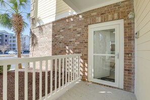 Property grounds - Screened Patio w/ Pond Views! Myrtle Beach Condo (Myrtle Beach)