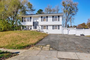 Exterior - Commuter-Friendly Studio Near DC & Alexandria! (Waldorf)