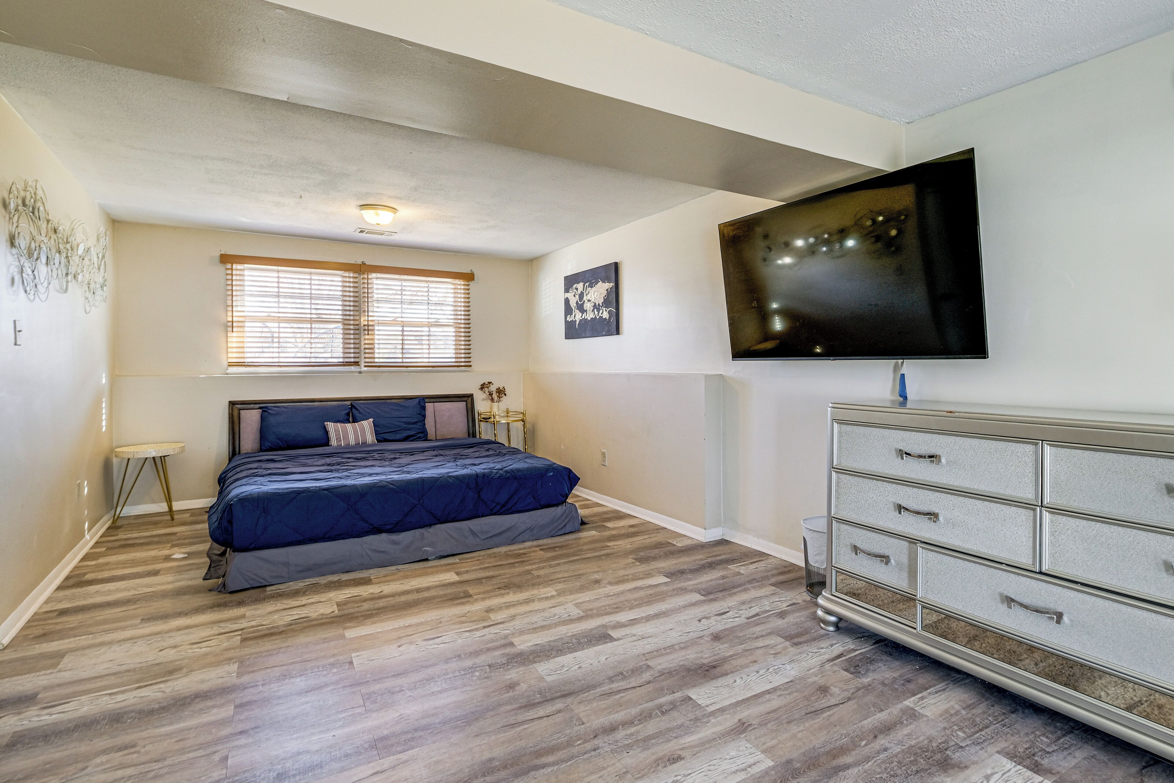 Escritorio, internet y ropa de cama 