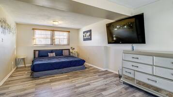 Skrivebord, internetforbindelse, sengetøj