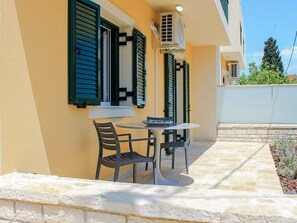 Outdoor dining - Stilvolle Erdgeschosswohnung Wave Tessera in Kassiopi by Interhome (Acharavi)