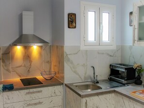 Fridge, cookware/dishes/utensils