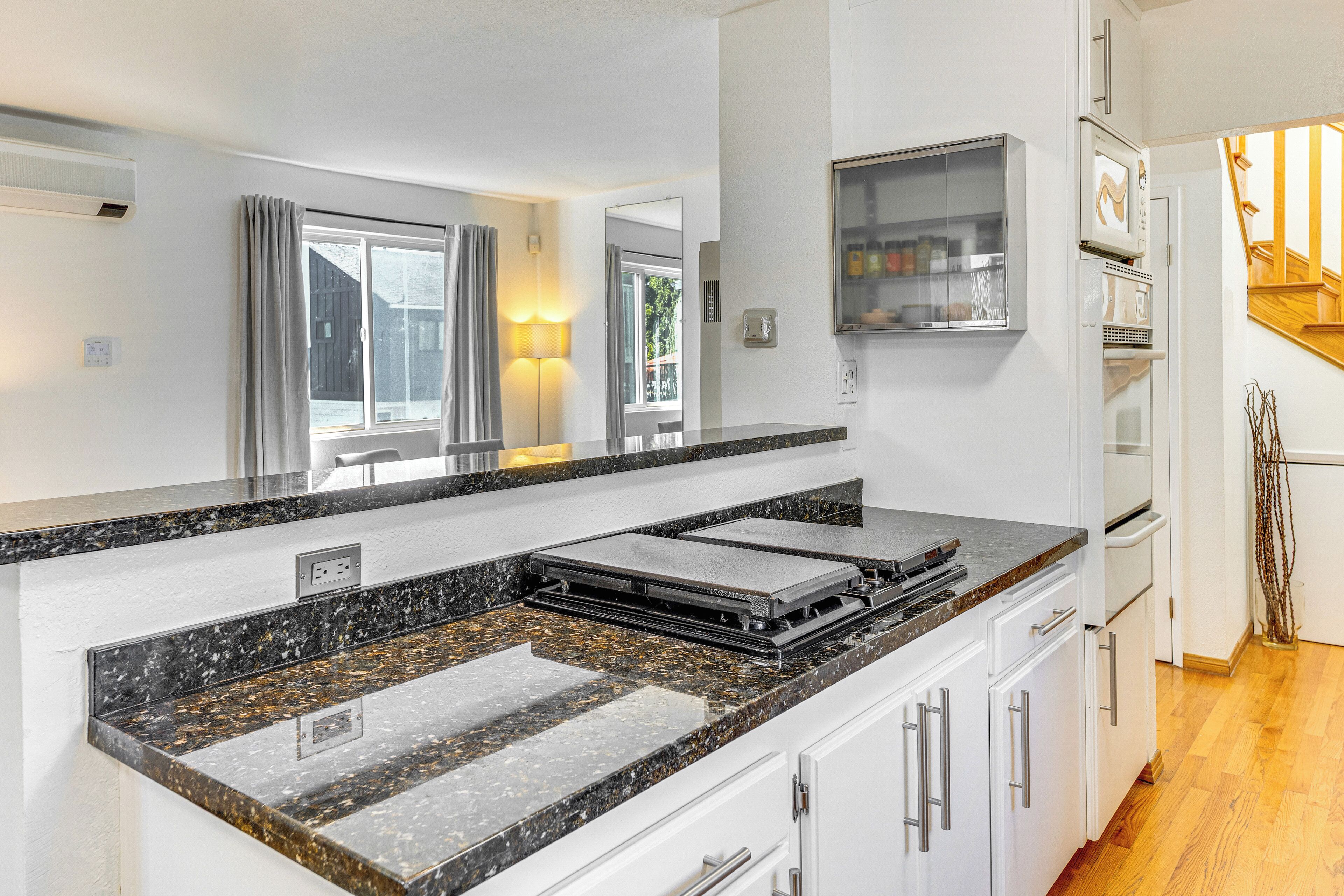 Réfrigérateur, micro-ondes, plaque de cuisson, lave-vaisselle