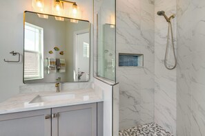 Hair dryer, towels - Luxury Group Escape in Cape Coral’s Cape Harbour! (Cape Coral)