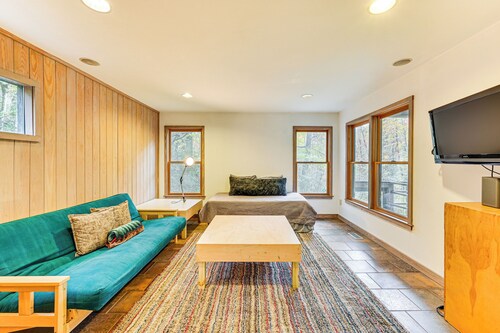 Relax Creekside: Forest-View Gem in Marietta!