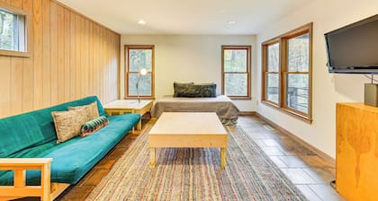 Relax Creekside: Forest-View Gem in Marietta!