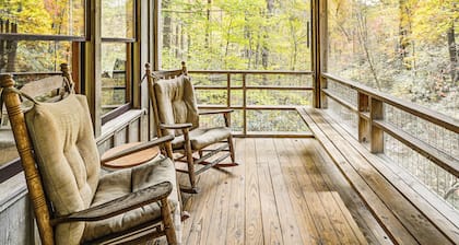 Relax Creekside: Forest-View Gem in Marietta!