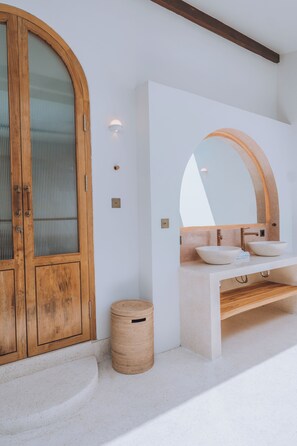 Deluxe Villa | Bathroom | Shower, free toiletries, hair dryer, towels - Lumora Boutique Villas (Gili Trawangan)