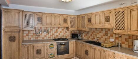 Geladeira, micro-ondas, fogão, talheres/pratos/utensílios de cozinha